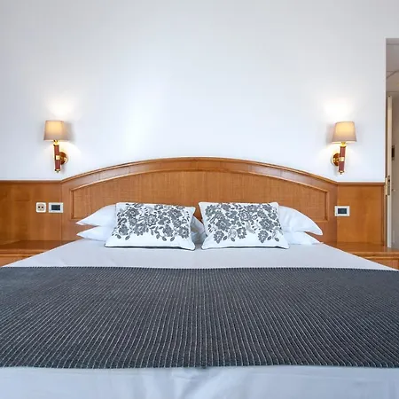 Metropole מלון 4*